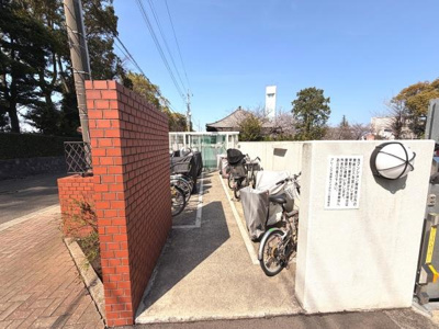 自転車置き場が設けられており複数台の自転車をしっかりと駐輪できます。カバー付きの自転車も見受けられ使いやすさが感じられます。区画が明確に分けられているので整然と管理しやすい環境です。