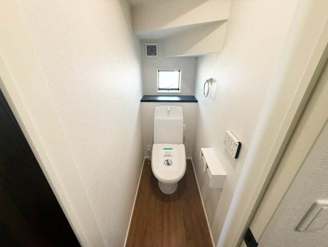 シンプルで使いやすい暖房・温水シャワー洗浄機能付きトイレは標準装備です！