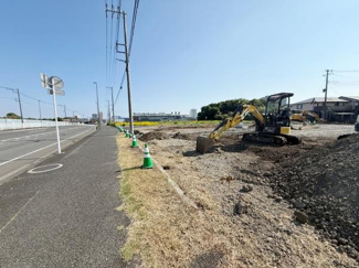 前面道路が広く交通量も見通しやすい環境です。現地は整備中で今後の活用が期待できる土地です。周囲には開けたスペースが広がり開放感があります。歩道が整備されており日当たりも十分です。