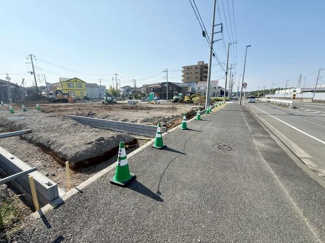 幅広い歩道と整備された前面道路が魅力的です。開放感のある現地でゆとりを感じられます。整地済みの土地で周囲も見通しが良い立地です。交通量の変化や道路の状況を確認しやすい環境です。