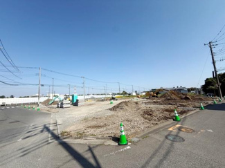 広々とした敷地が印象的な物件です。前面道路は見通しが良く交通の流れも把握しやすい環境です。角地に位置しており車の出し入れもスムーズに行えます。現地の状態が確認しやすい写真となっています。