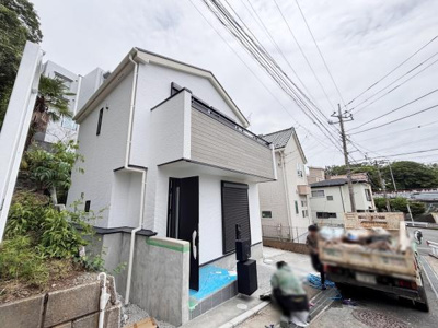 シンプルで洗練された外観が印象的な建物です。周囲には自然の緑が感じられ落ち着いた雰囲気があります。前面道路も幅があり車の出入りがスムーズにできます。道路からのアクセスが良好です。