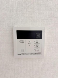 壁に設置された給湯パネルが見やすい位置にあります。シンプルなデザインで操作しやすく日々の生活に便利です。給湯管理が簡単にできる点が魅力です。表示画面も大きく見やすい仕様です。