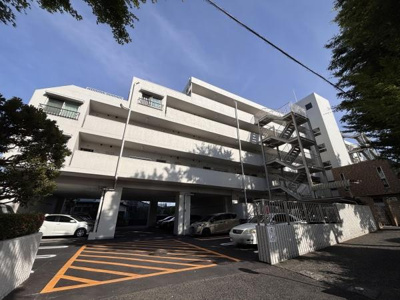 敷地内に駐車場が設けられており車の出し入れがスムーズに行えます。駐車スペースが複数台分確保されていますので利便性があります。建物のすぐそばで車の管理がしやすく移動も楽です。雨の日もアクセスが良好です。
