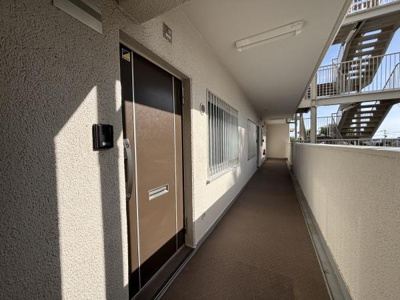 大通り沿いに位置するマンションで周辺には店舗や飲食店が見られます。角地に建ち視界が広がる開放的な立地です。交通量のあるエリアで利便性が感じられます。建物の手入れや管理もしっかりしている様子です。