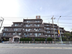 落ち着いた色合いの外観が特徴のマンションです。道路に面しておりアクセスも良好です。