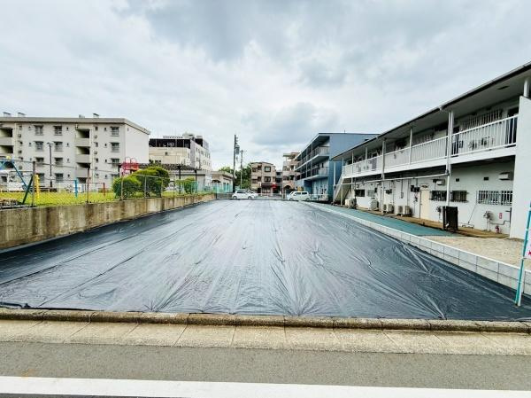 前面道路を含めた現地写真です。敷地はゆとりのある広さで道路からの出入りがしやすそうです。