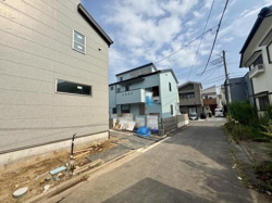 前面道路がしっかりと整備されており車の通行もスムーズです。周辺環境は落ち着いた雰囲気が感じられます。現地の建物も新しく清潔感があります。道幅も十分確保されていて移動しやすい印象です。