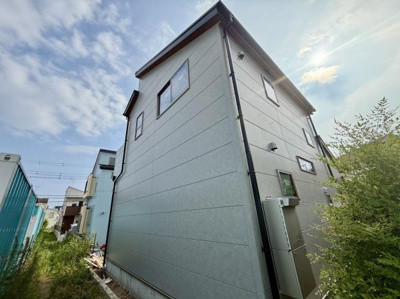 外観のシンプルなデザインが特徴の建物です。窓が複数配置されており明るい印象を受けます。周囲に緑があり自然を感じられる環境です。2階建てで外観のメンテナンスも行き届いています。
