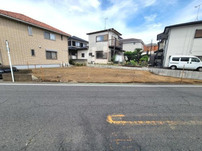周辺は落ち着いた住宅街に位置しており暮らしやすい環境が広がっています。