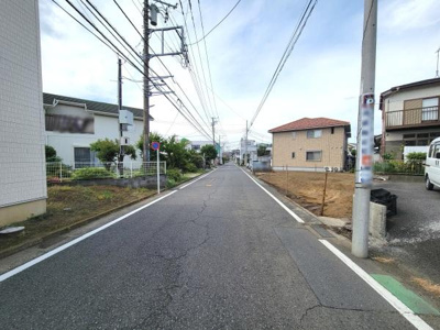 前面道路は幅員があり車両の出入りがしやすいです。