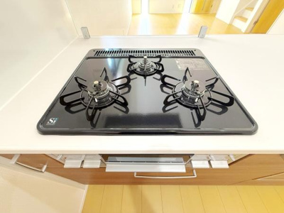 ガスコンロが設置されたキッチンです。シンプルなデザインでお手入れがしやすい仕様になっています。調理スペースも確保されていますので日々の料理にも便利です。収納も備えられており機能的な空間となっています。