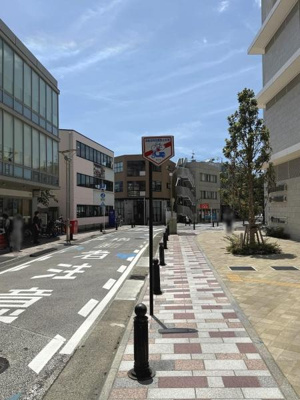 開放感のある通りに面しており明るい雰囲気が広がっています。幅広い歩道が整備され歩行者にも優しい環境です。