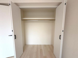 両開き扉で開口が広く収納内部がしっかり見渡せます。シンプルな内装で整理整頓もしやすい仕様です。ポールと棚が設置されており様々な用途に対応します。収納スペースとして十分な広さを確保しています。