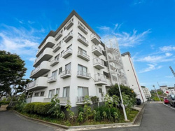 白を基調とした外観が印象的なマンションです。広々としたバルコニーが各部屋に備わっています。緑に囲まれた敷地が落ち着いた雰囲気を醸し出しています。屋外階段も設置されているので安心できます。