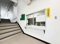 管理窓口が設置されており安全管理への配慮が感じられます。お知らせ掲示板も見やすい位置にあり情報共有がスムーズです。清潔感のある廊下と階段が印象的です。受付カウンターは使いやすい高さに設置されています。