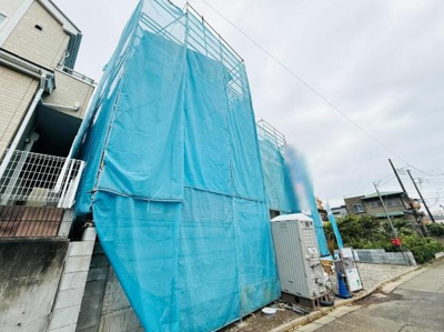 前面道路は舗装されており落ち着いた雰囲気の環境です。敷地周辺にはフェンスや住宅が整備されています。車通りも比較的少なめで安心して利用できます。建設中の現場も確認でき新しい建物が建つ予定のエリアです。