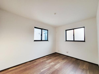 二面に窓があり明るさが広がる子供部屋です。無駄のないシンプルな間取りで使い勝手が良好です。落ち着いた雰囲気のフローリングが特徴的です。コンセントも使いやすい配置となっています。