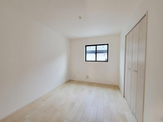 明るい木目調のフローリングが印象的な子供部屋です。収納スペースもありお部屋をすっきりと保つことができます。窓からの自然光が取り入れられ快適に過ごせる空間です。家具の配置もしやすい形状です。