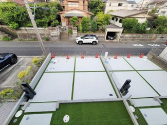 現地からの眺望は開放感があり前面道路や周囲の住宅街が見渡せます。駐車スペースがしっかり確保されている点も安心できます。落ち着いた住宅街の雰囲気が感じられる環境です。