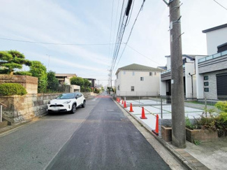前面道路が広く車の出入りもスムーズに行えます。周囲には住宅が並び落ち着いた雰囲気が漂っています。現地の状況が一目で把握できる写真です。道路沿いに整備された区画も魅力的です。