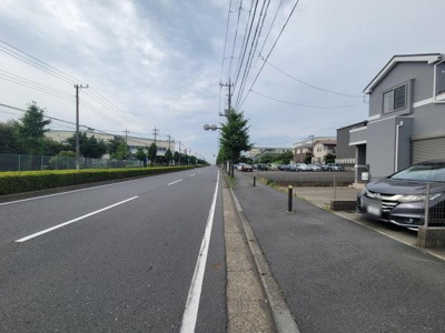 前面道路は広く車通りもスムーズです。歩道も整備されており日差しが差し込む明るい印象です。車の出入りや駐輪も便利に行えます。道路沿いは見通しが良く交通状況も確認しやすいです。