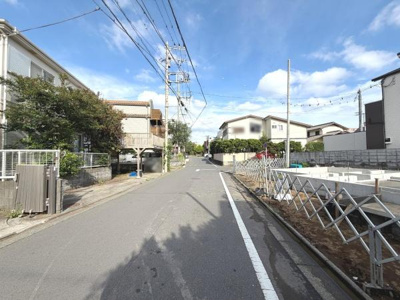 前面道路が幅広く車の出入りもスムーズに行えます。