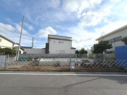 前面道路が広く車の出入りがしやすい現地写真です。周囲は閑静な住宅街が広がり整備された街並みが印象的です。