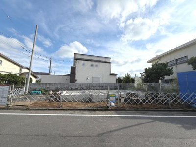 前面道路が広く車の出入りがしやすい現地写真です。周囲は閑静な住宅街が広がり整備された街並みが印象的です。