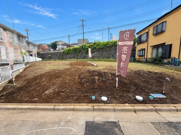 前面道路に面した現地の写真です。敷地の形状がわかりやすく周辺の住宅街の雰囲気も感じられます。整地された土地で建築のイメージがしやすいです。道路側からのアクセスも良好な立地です。