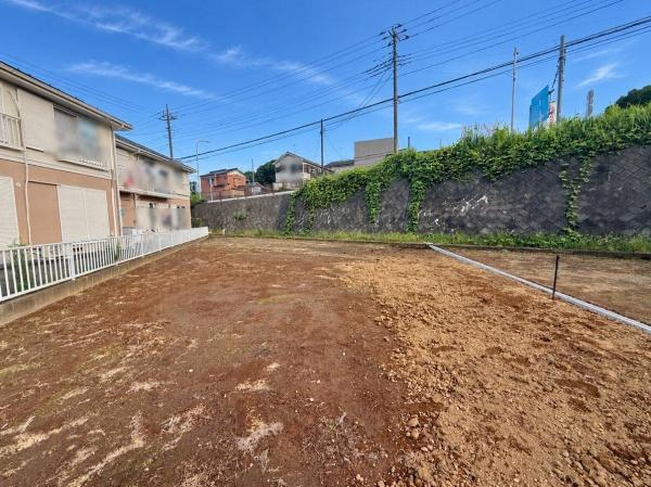 開放感のある更地で自由なプランニングが可能な土地です。住宅や建物の設計にこだわりたい方に適しています。お好きなプランで建築ができます。