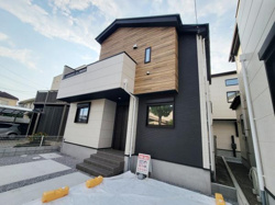 シンプルで洗練された外観が魅力の戸建住宅です。木目調のアクセントがモダンな印象を与えます。ゆとりある駐車スペースも備え快適な住環境を演出します。バルコニー付きのデザインがポイントです。