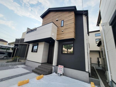 シンプルで洗練された外観が魅力の戸建住宅です。木目調のアクセントがモダンな印象を与えます。ゆとりある駐車スペースも備え快適な住環境を演出します。バルコニー付きのデザインがポイントです。