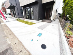 建物前面に広々とした駐車場スペースが確保されています。コンクリート舗装で整備されておりお手入れも簡単です。隣接道路からのアクセスもスムーズになっています。駐車場周辺には緑地も配置されています。