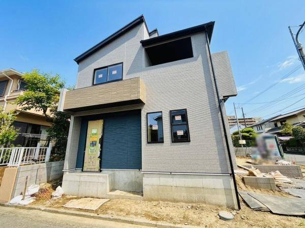 シンプルでモダンな外観が特徴の一戸建て住宅です。道路に面した立地で日当たりも良好です。バルコニーや大きな窓がアクセントとなっており開放感を感じられます。落ち着いた色合いの外壁が周囲と調和しています。