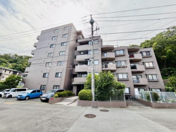 シンプルなデザインの外観が印象的な建物です。周囲には緑もあり落ち着いた雰囲気が感じられます。しっかりとした造りで安心感があります。エントランス付近まで車のアクセスが可能です。
