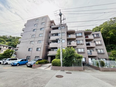 シンプルなデザインの外観が印象的な建物です。周囲には緑もあり落ち着いた雰囲気が感じられます。しっかりとした造りで安心感があります。エントランス付近まで車のアクセスが可能です。