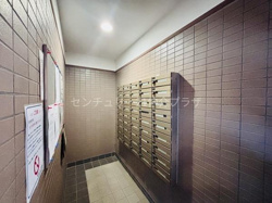 共用部に設置された郵便受けが複数利用者に対応しています。各部屋ごとに分かれたボックスは管理がしやすく配達物の取り出しもスムーズです。掲示板も近くにあり情報確認にも便利な造りとなっています。