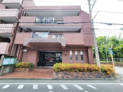 落ち着いた雰囲気のレンガ調外観が特徴的です。複数のバルコニーがあり日当たりにも配慮されています。エントランスは広々としており管理が行き届いています。建物前の植栽が季節感を感じさせます。