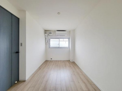 シンプルで清潔感のある子供部屋です。窓から採光がしっかり取れるので明るい空間が広がります。クローゼットも備わっており収納にも配慮されています。