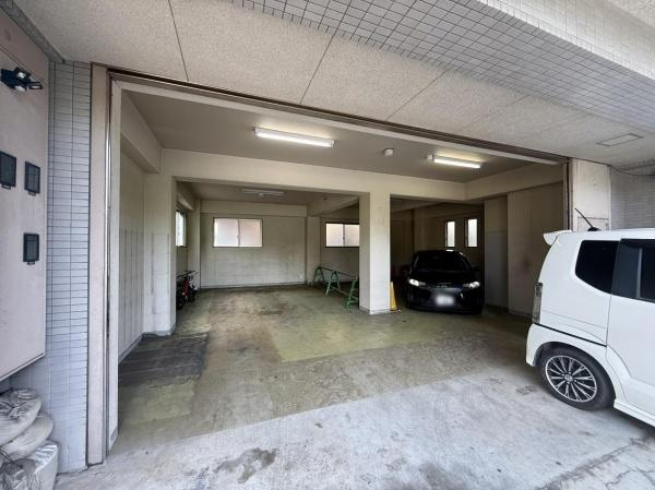 屋内タイプの駐車場なので天候の影響を気にせずご利用いただけます。広めのスペースが複数台分確保されており車の出し入れもスムーズです。しっかりとした柱と天井で安心感があります。