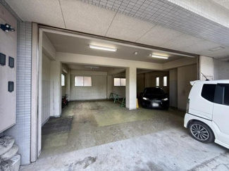 屋内タイプの駐車場なので天候の影響を気にせずご利用いただけます。広めのスペースが複数台分確保されており車の出し入れもスムーズです。しっかりとした柱と天井で安心感があります。