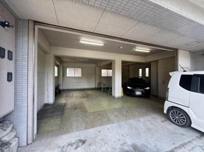 屋内タイプの駐車場なので天候の影響を気にせずご利用いただけます。広めのスペースが複数台分確保されており車の出し入れもスムーズです。しっかりとした柱と天井で安心感があります。