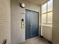 玄関ドアは落ち着いた色合いでシンプルなデザインが特徴です。明るい共用部分があり開放感があります。タイル張りの壁でお手入れもしやすい造りです。便利なインターホンも設置されています。