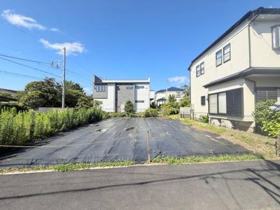 現地土地写真は整った形状で建築を計画しやすい印象です。周囲は住宅が並び閑静な雰囲気が伝わります。前面道路も幅があり日当たりもしっかり確保されています。区画整理が進んだエリアで落ち着いた環境です。