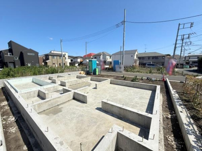 基礎工事がしっかりと仕上がっています。周囲には住宅が広がり落ち着いた環境です。日当たりも期待できる位置に立地しています。完成後のイメージがしやすい形状です。配管工事や細部まで丁寧な施工が感じられます。