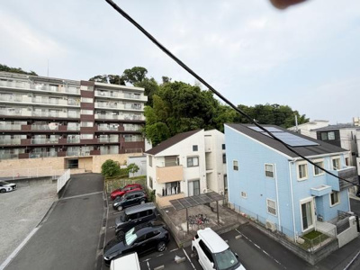 現地からの眺望がしっかりと確保されています。前方には住宅やマンションが見え周囲には緑も感じられます。駐車場も敷地内にあり利便性がうかがえます。周辺環境が落ち着いた雰囲気です。