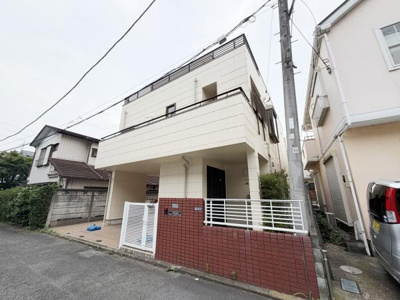 シンプルな外観が印象的な物件です。前面道路が比較的広く車の出入りも行いやすい立地です。玄関周りは開放感がありゆとりのある空間設計となっています。全体的に手入れの行き届いた環境です。