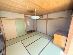 落ち着いた色合いの和室です。畳の状態が良好でお手入れのしやすさが伺えます。