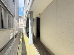 玄関部分は屋根付きで雨の日も安心です。通路はしっかり確保されており移動がスムーズに行えます。明るさも感じられ開放感のある印象です。共用部分には柱や手すりが設置されています。